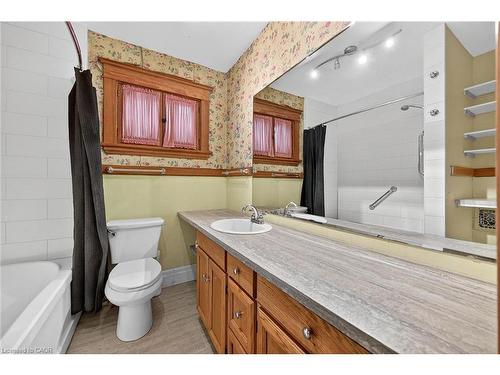 91 Spadina Avenue, Hamilton, ON - Indoor Photo Showing Bathroom