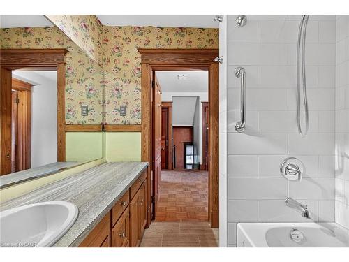 91 Spadina Avenue, Hamilton, ON - Indoor Photo Showing Bathroom