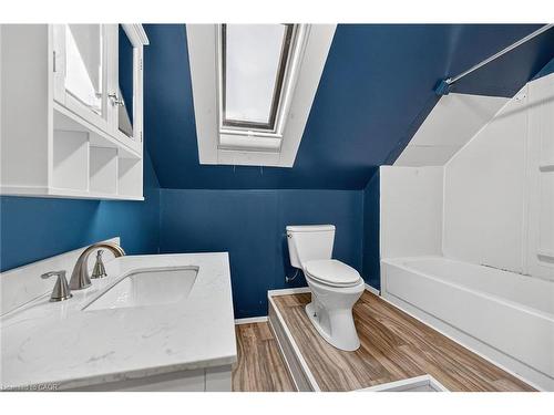 91 Spadina Avenue, Hamilton, ON - Indoor Photo Showing Bathroom