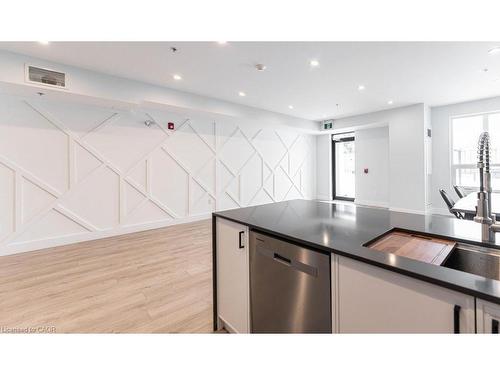 406-120 Springvalley Crescent, Hamilton, ON - Indoor Photo Showing Kitchen