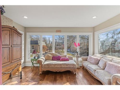 211 Merritt Street, Welland, ON - Indoor Photo Showing Living Room