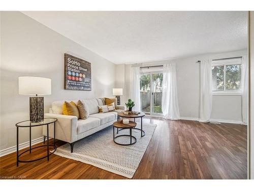 17-1455 Garth Street, Hamilton, ON - Indoor Photo Showing Living Room