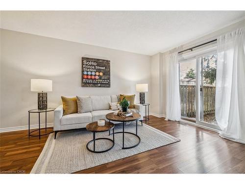 17-1455 Garth Street, Hamilton, ON - Indoor Photo Showing Living Room