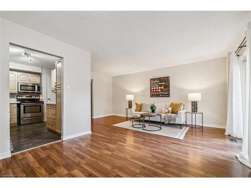 17-1455 Garth Street, Hamilton, ON - Indoor Photo Showing Living Room