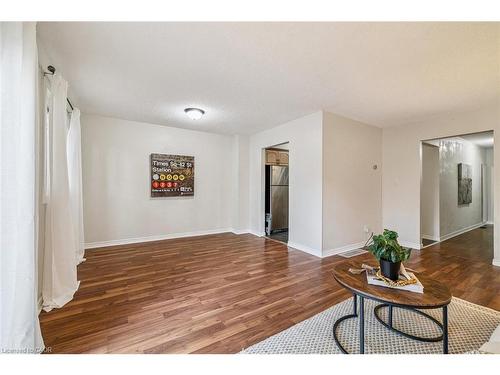 17-1455 Garth Street, Hamilton, ON - Indoor Photo Showing Living Room