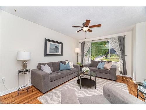 225 Golfwood Drive, Hamilton, ON - Indoor Photo Showing Living Room
