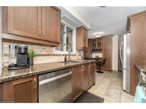 225 Golfwood Drive, Hamilton, ON - Indoor Photo Showing Kitchen