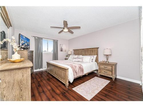 225 Golfwood Drive, Hamilton, ON - Indoor Photo Showing Bedroom