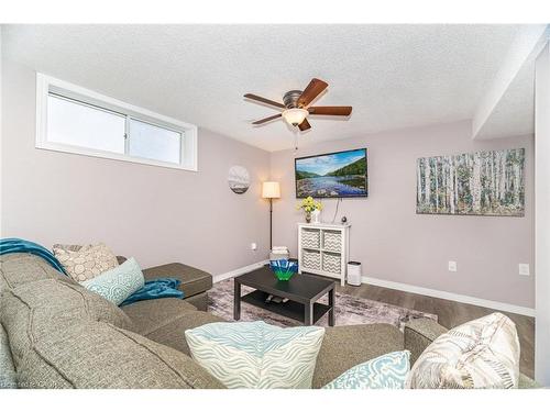 225 Golfwood Drive, Hamilton, ON - Indoor Photo Showing Living Room