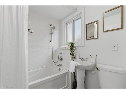 70 Rosemont Avenue, Hamilton, ON - Indoor Photo Showing Bathroom