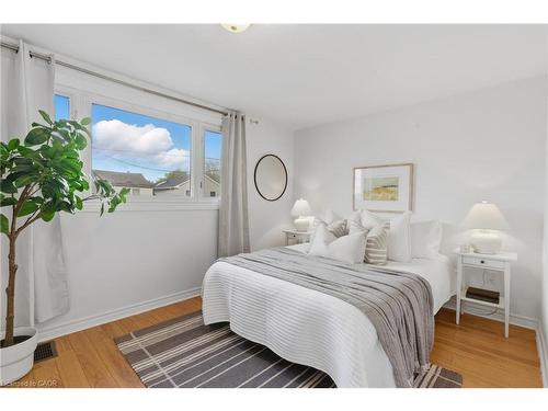 70 Rosemont Avenue, Hamilton, ON - Indoor Photo Showing Bedroom