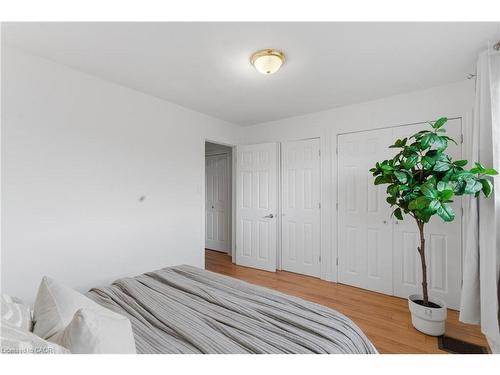 70 Rosemont Avenue, Hamilton, ON - Indoor Photo Showing Bedroom