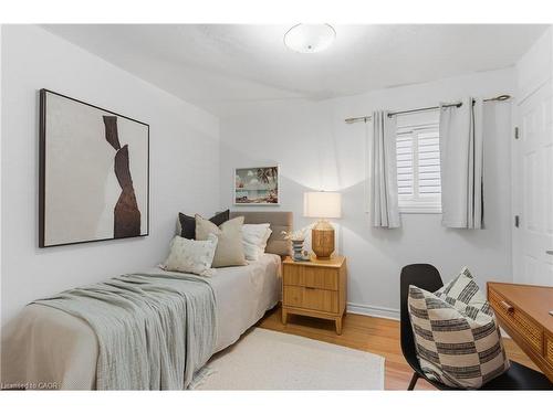 70 Rosemont Avenue, Hamilton, ON - Indoor Photo Showing Bedroom