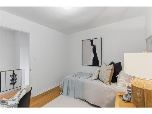 70 Rosemont Avenue, Hamilton, ON - Indoor Photo Showing Bedroom