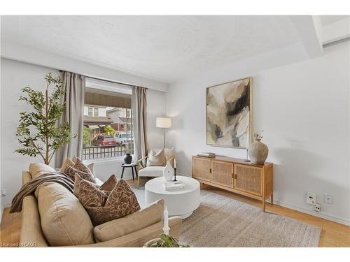 70 Rosemont Avenue, Hamilton, ON - Indoor Photo Showing Living Room