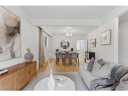 70 Rosemont Avenue, Hamilton, ON - Indoor Photo Showing Living Room