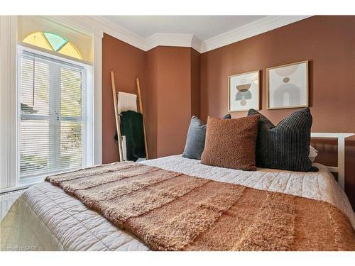 132 Queen Street W, Cambridge, ON - Indoor Photo Showing Bedroom