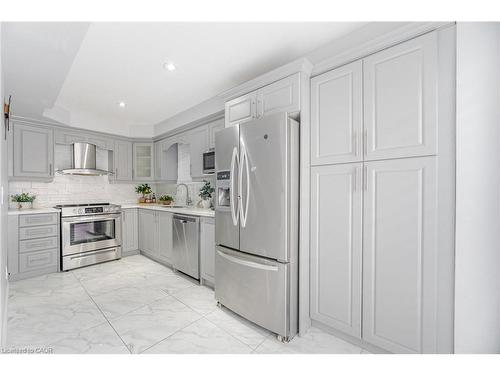 34 Chipmunk Crescent, Brampton, ON - Indoor Photo Showing Kitchen With Upgraded Kitchen