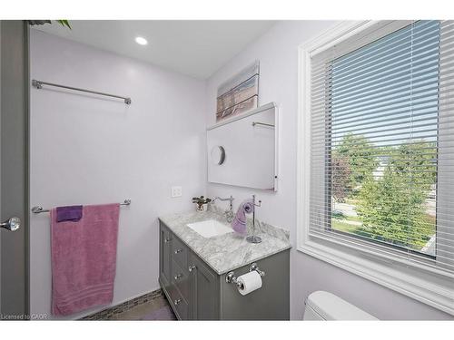 163 Ross Lane, Oakville, ON - Indoor Photo Showing Bathroom