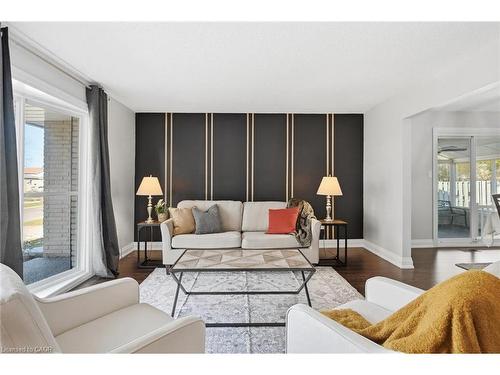 123 Athenia Drive, Stoney Creek, ON - Indoor Photo Showing Living Room
