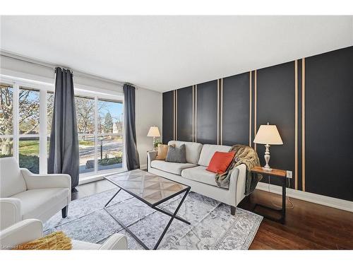 123 Athenia Drive, Stoney Creek, ON - Indoor Photo Showing Living Room