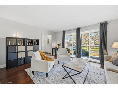 123 Athenia Drive, Stoney Creek, ON - Indoor Photo Showing Living Room
