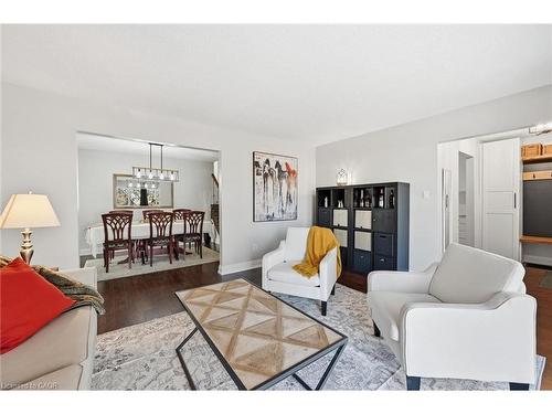 123 Athenia Drive, Stoney Creek, ON - Indoor Photo Showing Living Room