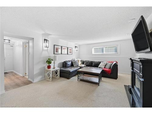 123 Athenia Drive, Stoney Creek, ON - Indoor Photo Showing Living Room