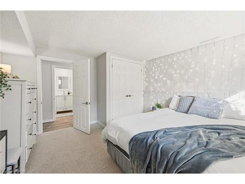 123 Athenia Drive, Stoney Creek, ON - Indoor Photo Showing Bedroom