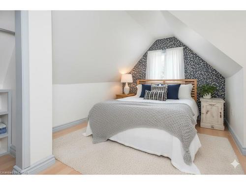 272 Main Street, Cambridge, ON - Indoor Photo Showing Bedroom