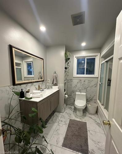 272 Main Street, Cambridge, ON - Indoor Photo Showing Bathroom