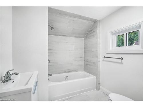 2-10 Comet Avenue, Hamilton, ON - Indoor Photo Showing Bathroom