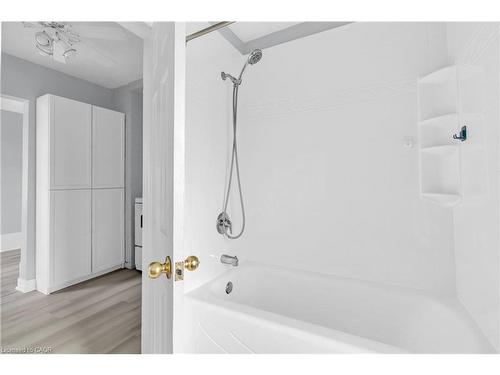 201-57 Beverly Street, Cambridge, ON - Indoor Photo Showing Bathroom