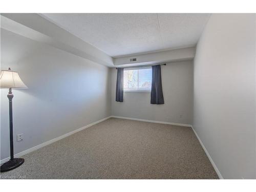 27-3085 Kingsway Drive, Kitchener, ON - Indoor Photo Showing Other Room