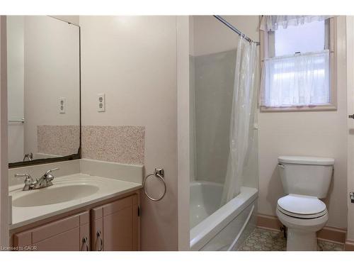27 Barons Avenue N, Hamilton, ON - Indoor Photo Showing Bathroom