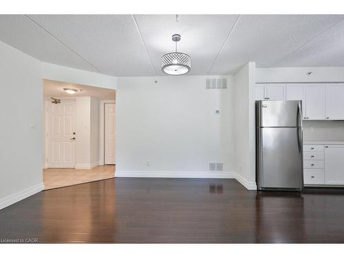 113-2035 Appleby Line, Burlington, ON - Indoor Photo Showing Kitchen