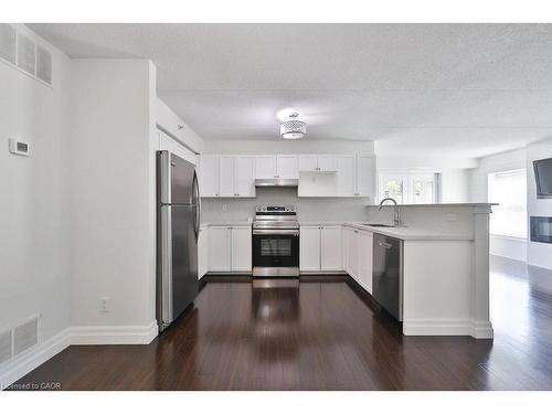 113-2035 Appleby Line, Burlington, ON - Indoor Photo Showing Kitchen