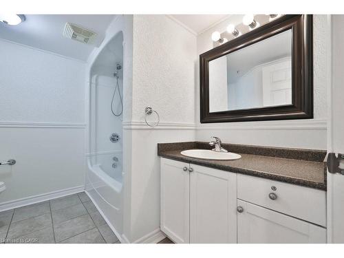 113-2035 Appleby Line, Burlington, ON - Indoor Photo Showing Bathroom
