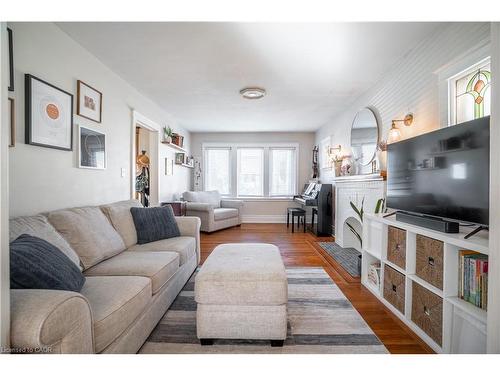 73 Kenilworth Avenue S, Hamilton, ON - Indoor Photo Showing Living Room