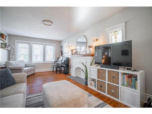 73 Kenilworth Avenue S, Hamilton, ON - Indoor Photo Showing Living Room