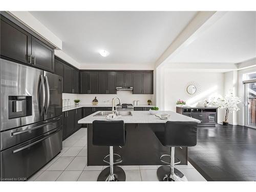 18 Talence Drive, Hamilton, ON - Indoor Photo Showing Kitchen With Upgraded Kitchen