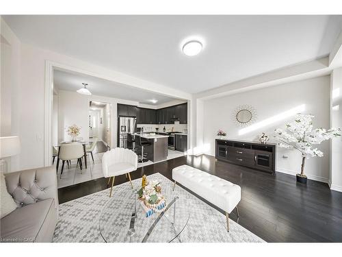 18 Talence Drive, Hamilton, ON - Indoor Photo Showing Living Room