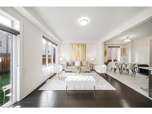 18 Talence Drive, Hamilton, ON - Indoor Photo Showing Living Room