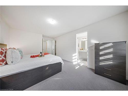 18 Talence Drive, Hamilton, ON - Indoor Photo Showing Bedroom