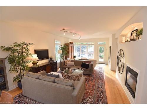 35 Riding Park Place, Dundas, ON - Indoor Photo Showing Living Room