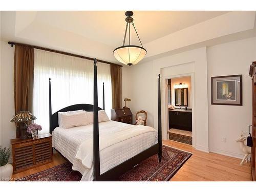 35 Riding Park Place, Dundas, ON - Indoor Photo Showing Bedroom