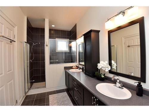 35 Riding Park Place, Dundas, ON - Indoor Photo Showing Bathroom