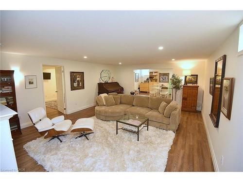 35 Riding Park Place, Dundas, ON - Indoor Photo Showing Living Room