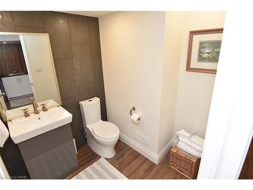 35 Riding Park Place, Dundas, ON - Indoor Photo Showing Bathroom