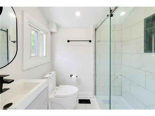 51 West Avenue N, Hamilton, ON - Indoor Photo Showing Bathroom